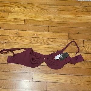 Felina plum bra size 32ddd. Has a slight stain pic 4. It’s oil.